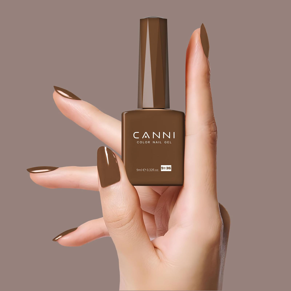 Gros plan sur le vernis à ongles gel chocolat brun CANNI