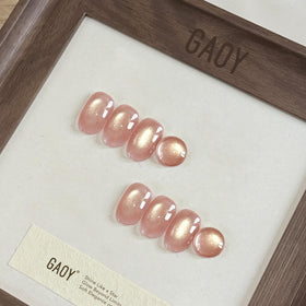 Gros plan sur le vernis à ongles gel GAOY rose avec paillettes