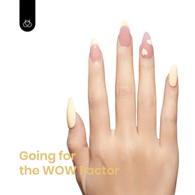 Gros plan sur le vernis à ongles gel jaune beetles