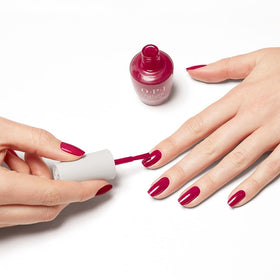 Gros plan sur le vernis à ongles OPI Nature Strong A Bloom with a View