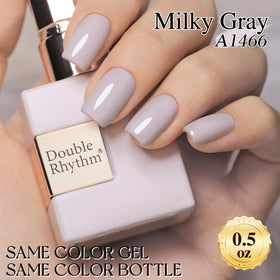 Gros plan sur le vernis gel Double Rhythm Milky Gray sur ongles