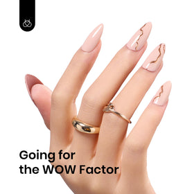 Gros plan sur le vernis gel nude Lait de Noisette