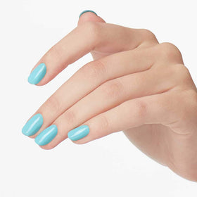 Gros plan sur le vernis OPI Can’t Find My Czechbook sur une table