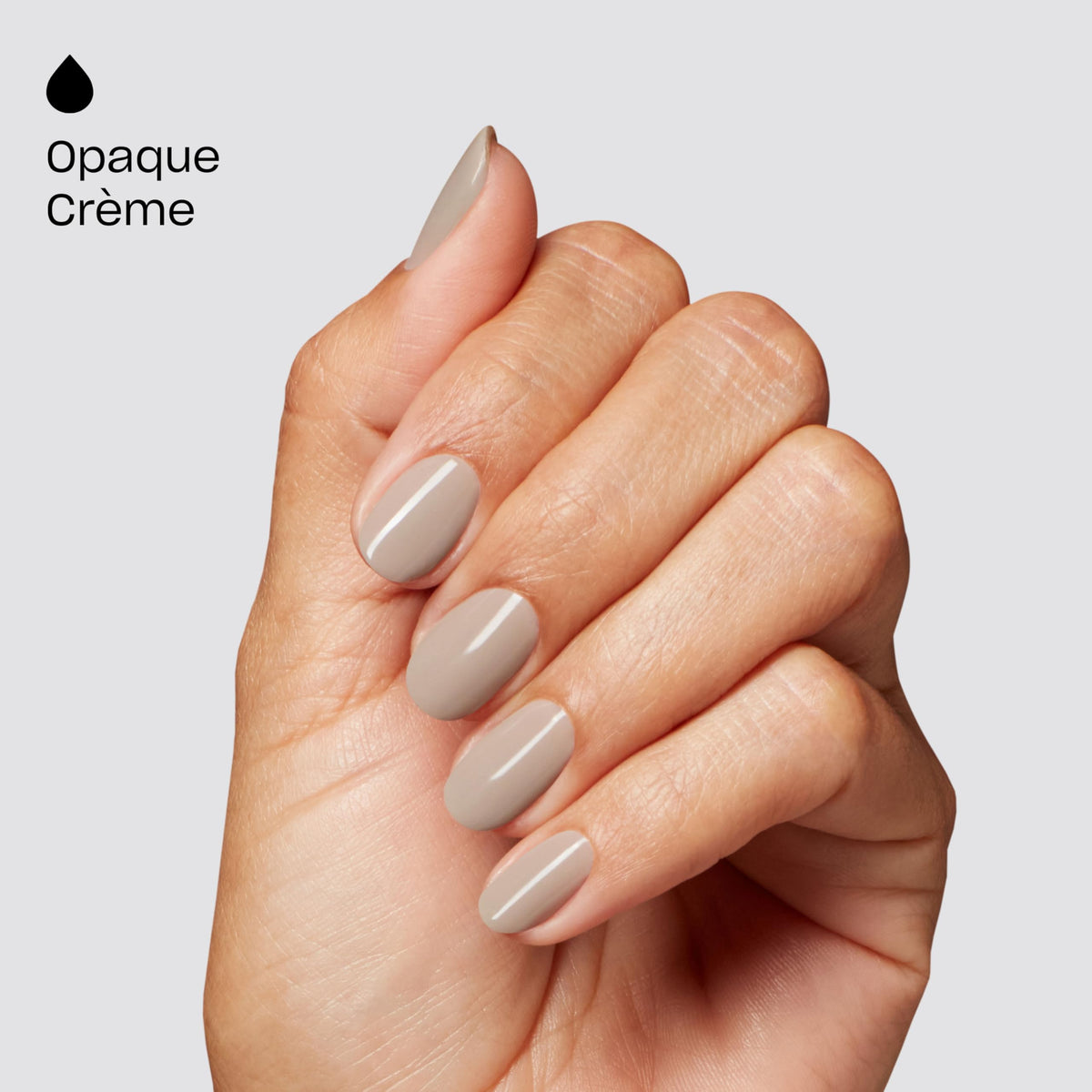 Gros plan sur le vernis OPI GELement Espresso Martini Please sur une table