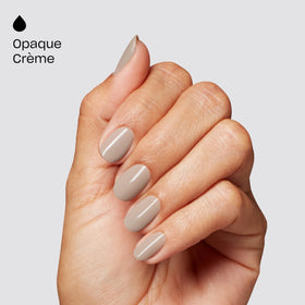 Gros plan sur le vernis OPI GELement Espresso Martini Please sur une table