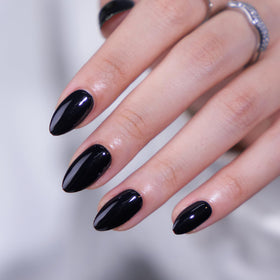 Gros plan sur les faux ongles BTArtbox montrant la texture velours