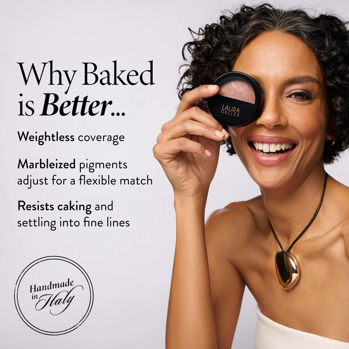 Gros plan sur les pigments du fond de teint Baked Balance-n-Brighten