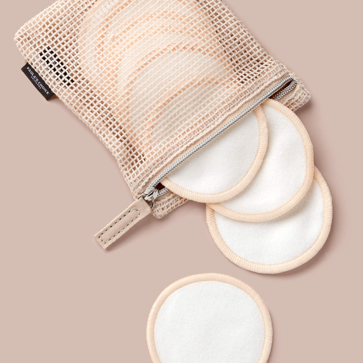 Gros plan sur les tampons démaquillants en bambou et coton