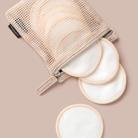 Gros plan sur les tampons démaquillants en bambou et coton