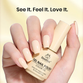 Groupe d'amis appliquant du vernis gel ensemble