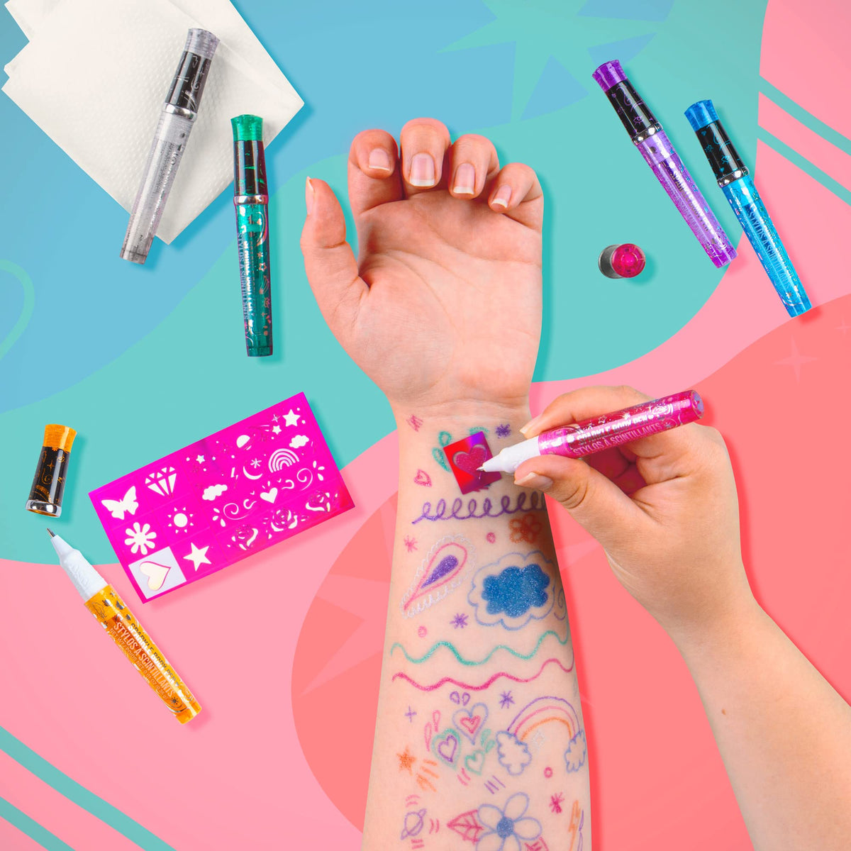 Groupe d'enfants utilisant les tatouages éphémères Fashion Angels