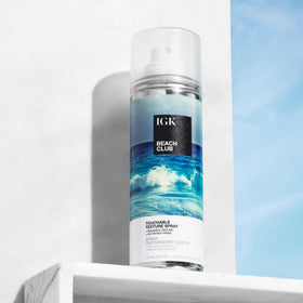Groupe de cheveux stylés avec le spray IGK Beach Club