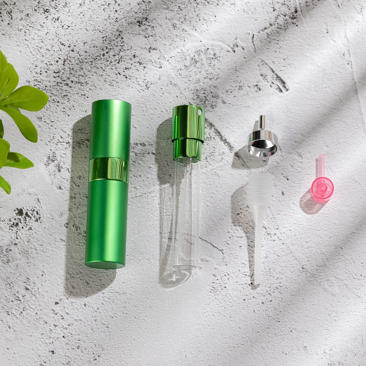 Groupe de flacons rechargeables LISAPACK sur fond blanc