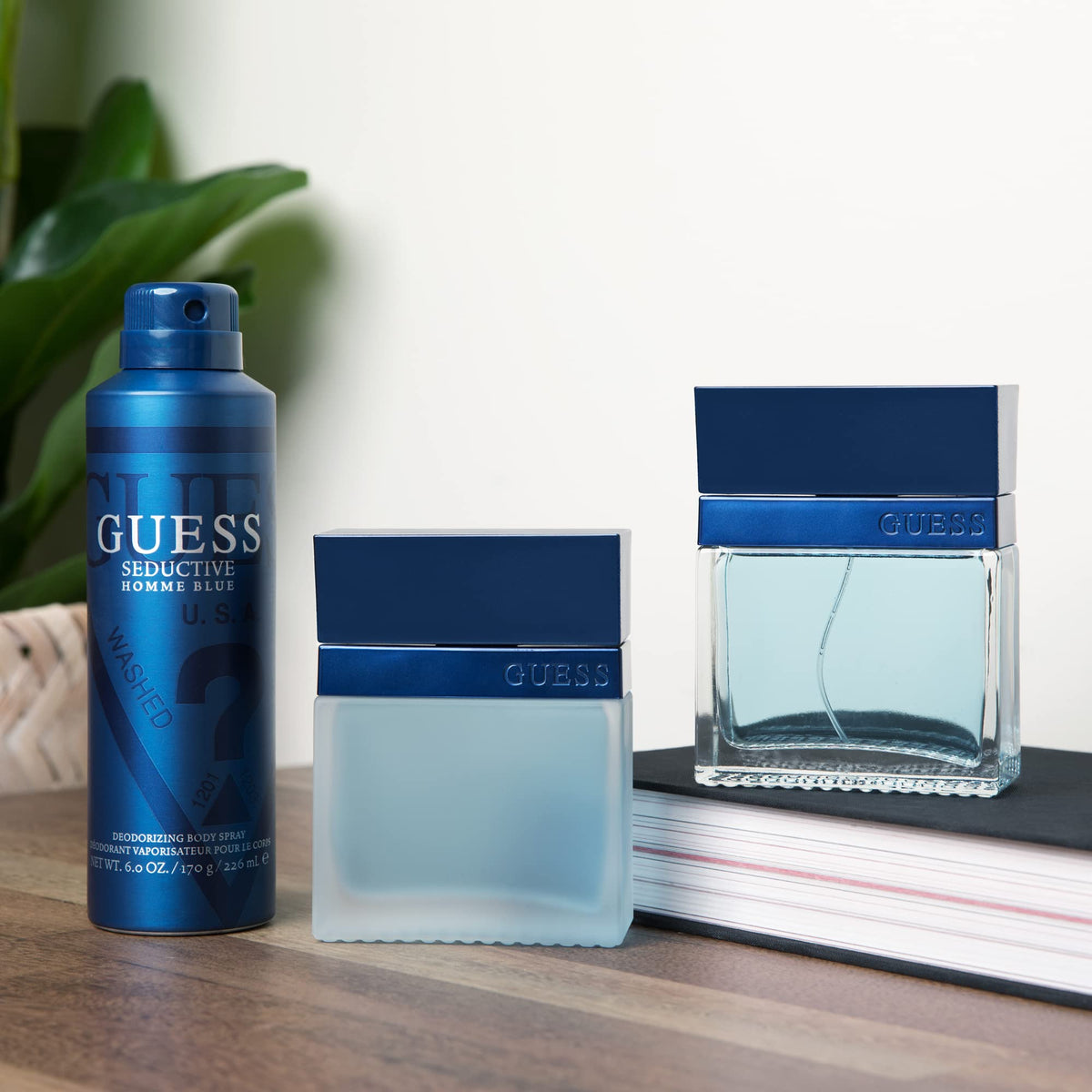 GUESS Seductive Homme Blue 100 ml sur une table décorative