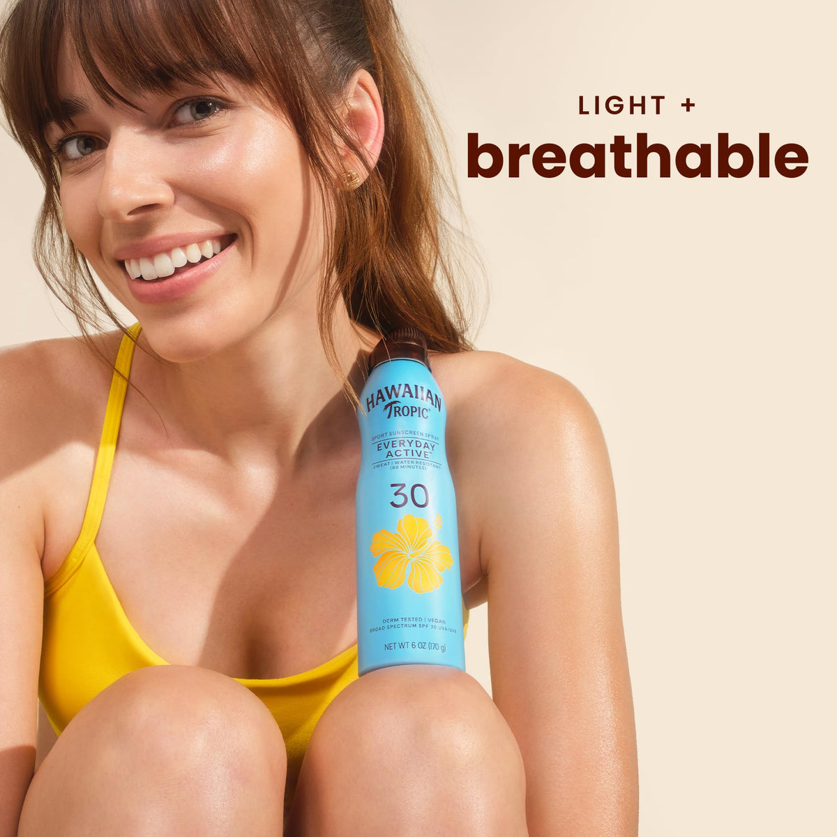 Hawaiian Tropic Spray Solaire Sport 180 ml en situation sur une plage