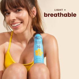 Hawaiian Tropic Spray Solaire Sport 180 ml en situation sur une plage