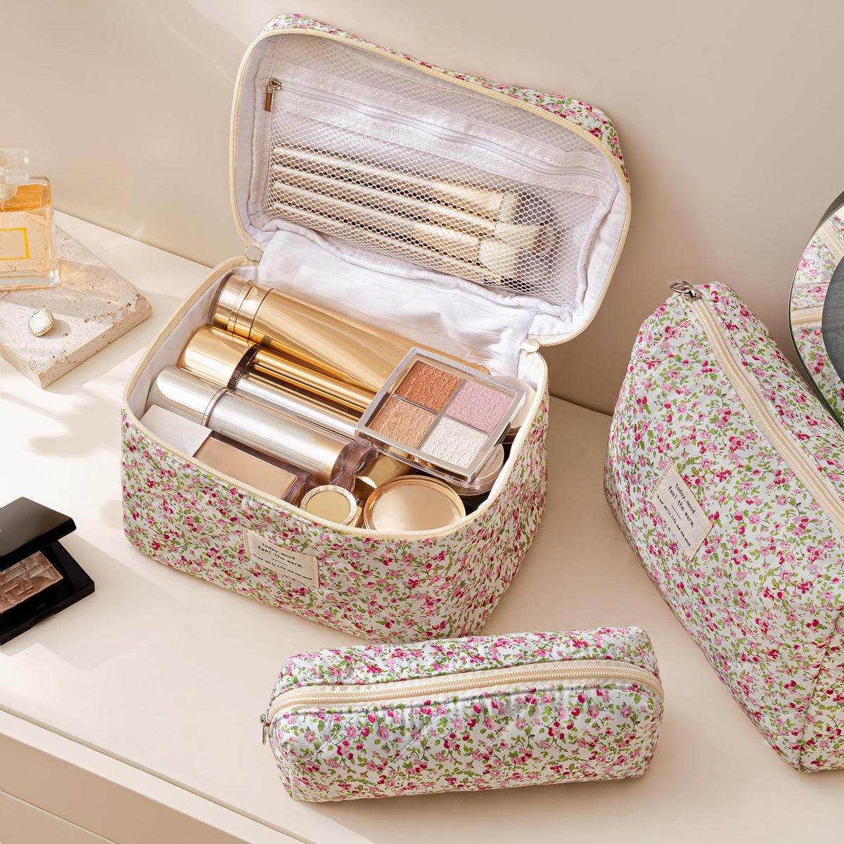 HBselect Trousse de Maquillage Matelassée à côté d'outils de maquillage