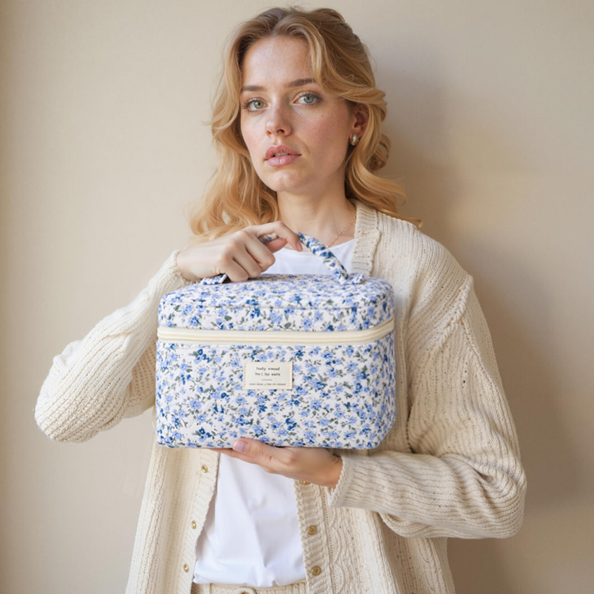 HBselect Trousse de Maquillage Matelassée sur une table avec un fond floral