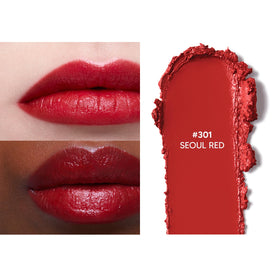 HERA Rouge Classy Lipstick #301 SEOUL RED sur fond neutre