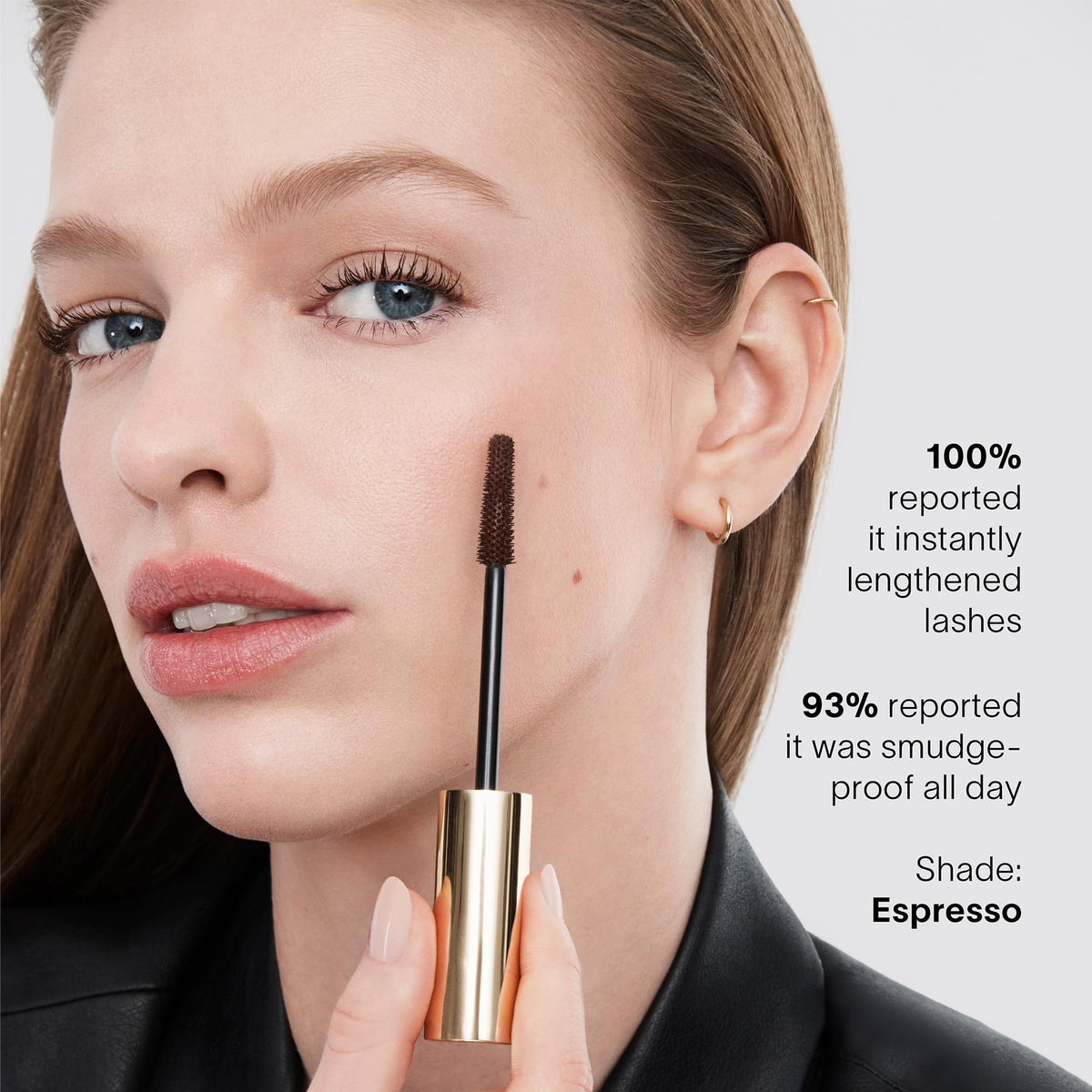 HOURGLASS Mascara montrant sa tenue longue durée