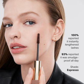 HOURGLASS Mascara montrant sa tenue longue durée
