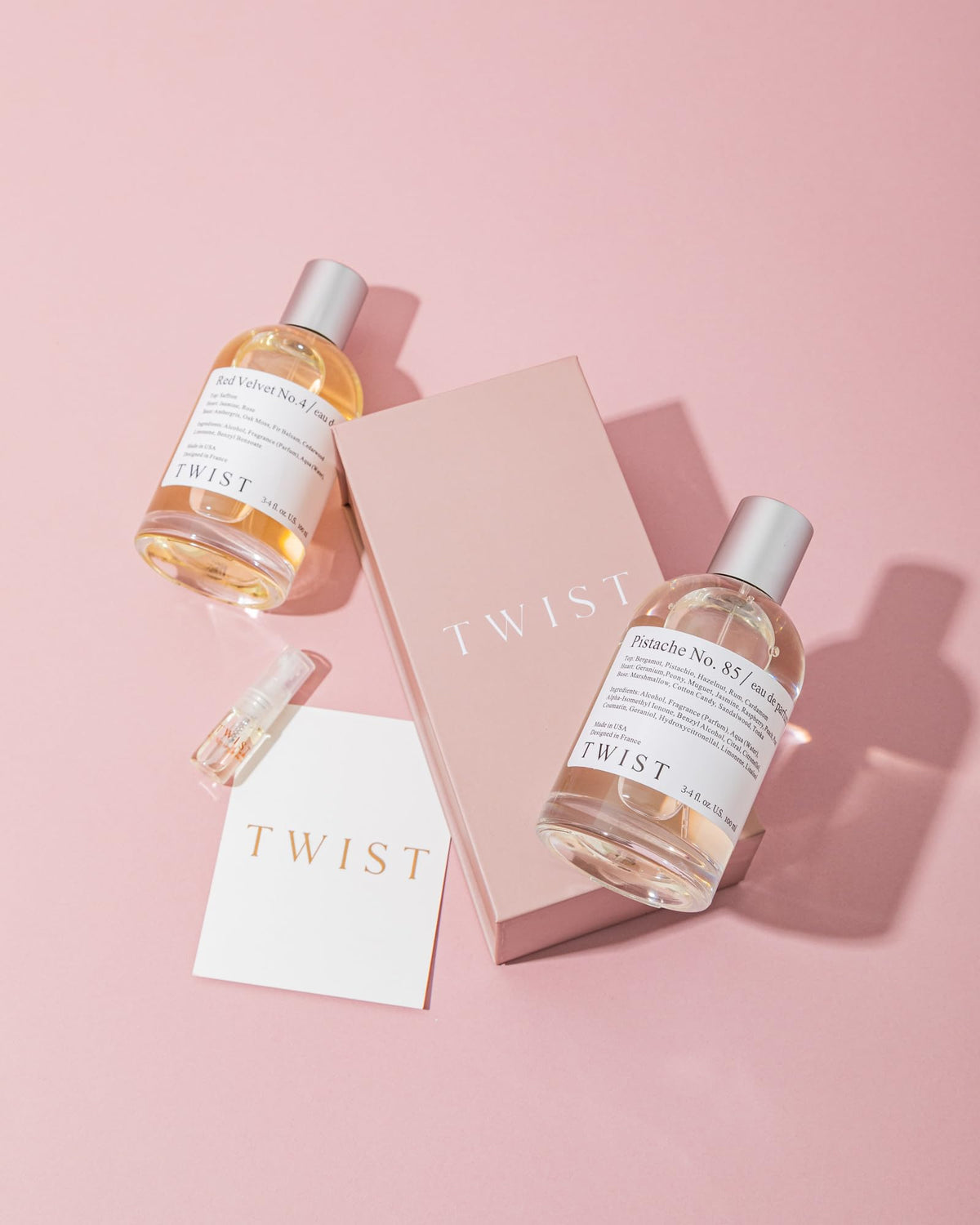 HOUSE OF TWIST Roro No. 79 Eau de Parfum sur une table décorée