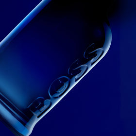 Hugo Boss Bottled Night bouteilles en arrière-plan