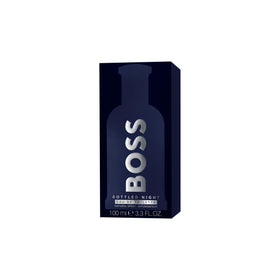 Hugo Boss Bottled Night sur une table avec décor