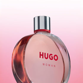 Hugo Boss Deep Red Eau de Parfum 75ml flacon sur table avec fleurs