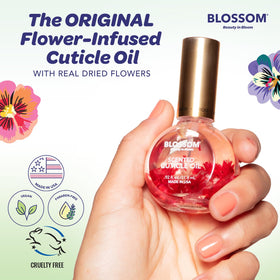 Huile à cuticules Blossom sur une table avec des accessoires de beauté