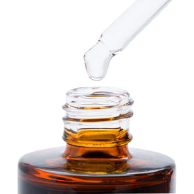 Huile de squalane Good Molecules avec gouttes sur fond de marbre