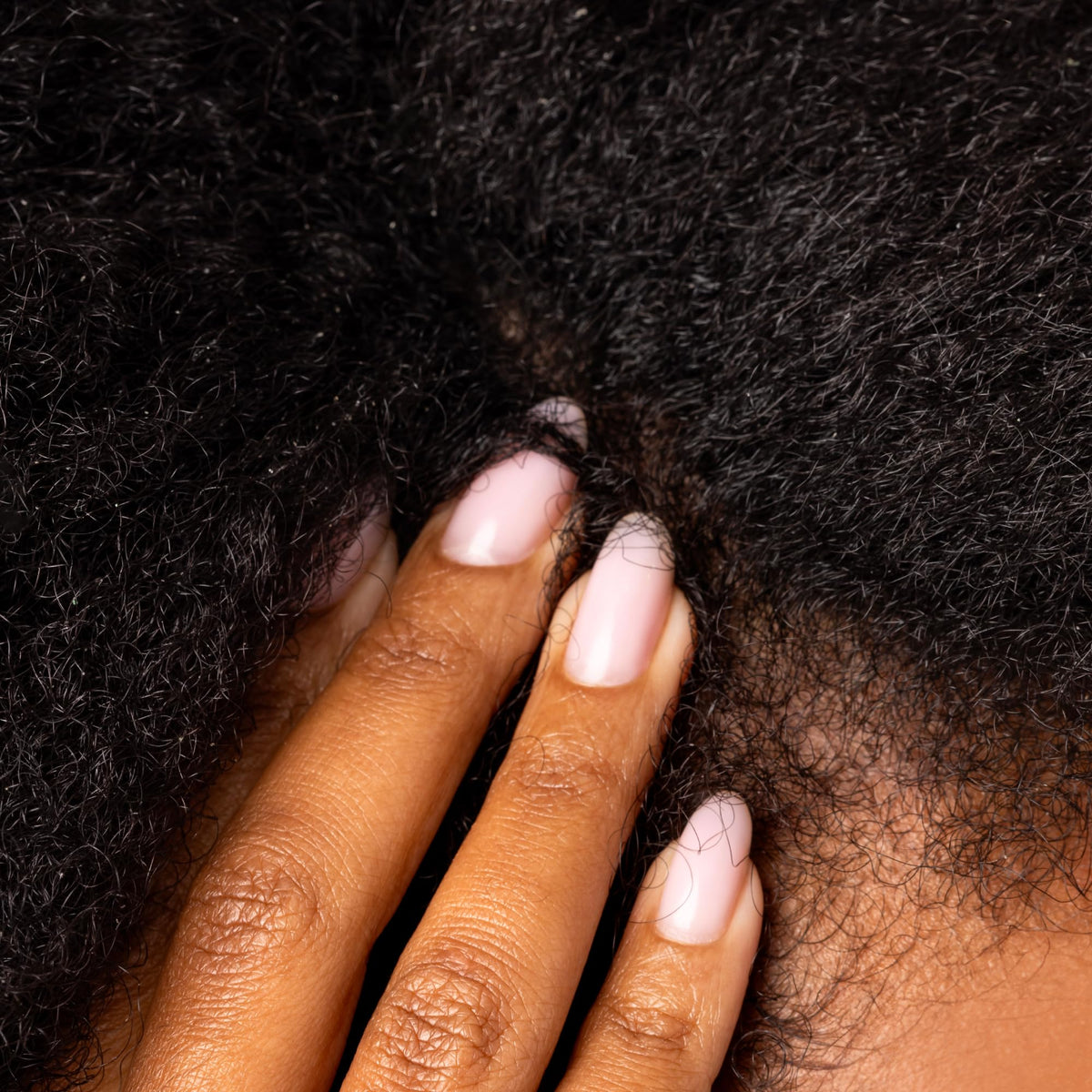 Huile de vitamine E Cliganic avec des ingrédients naturels en arrière-plan