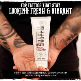 Hustle Butter Deluxe Crème Solaire Après-Tatouage application sur bras