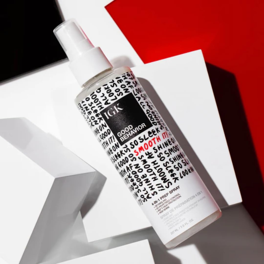 IGK Good Behavior Spray mise en scène sur une coiffeuse