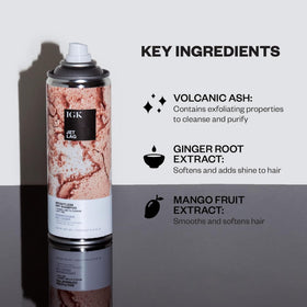 IGK Jet Lag Shampoo Sec 100g avec cendre volcanique en arrière-plan