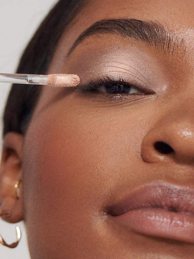 ILIA Chromatic Liquid Powder Eye Tint application sur paupière