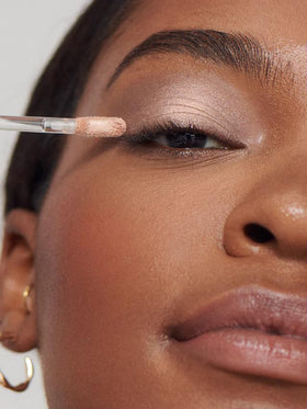 ILIA Chromatic Liquid Powder Eye Tint application sur paupière