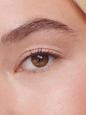 ILIA Chromatic Liquid Powder Eye Tint avant et après application