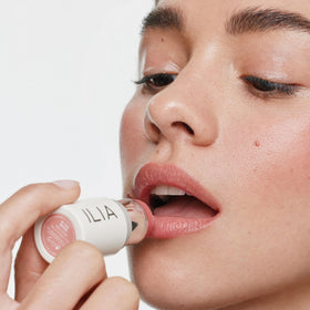 ILIA Multi-Stick application sur joue pour un éclat lumineux