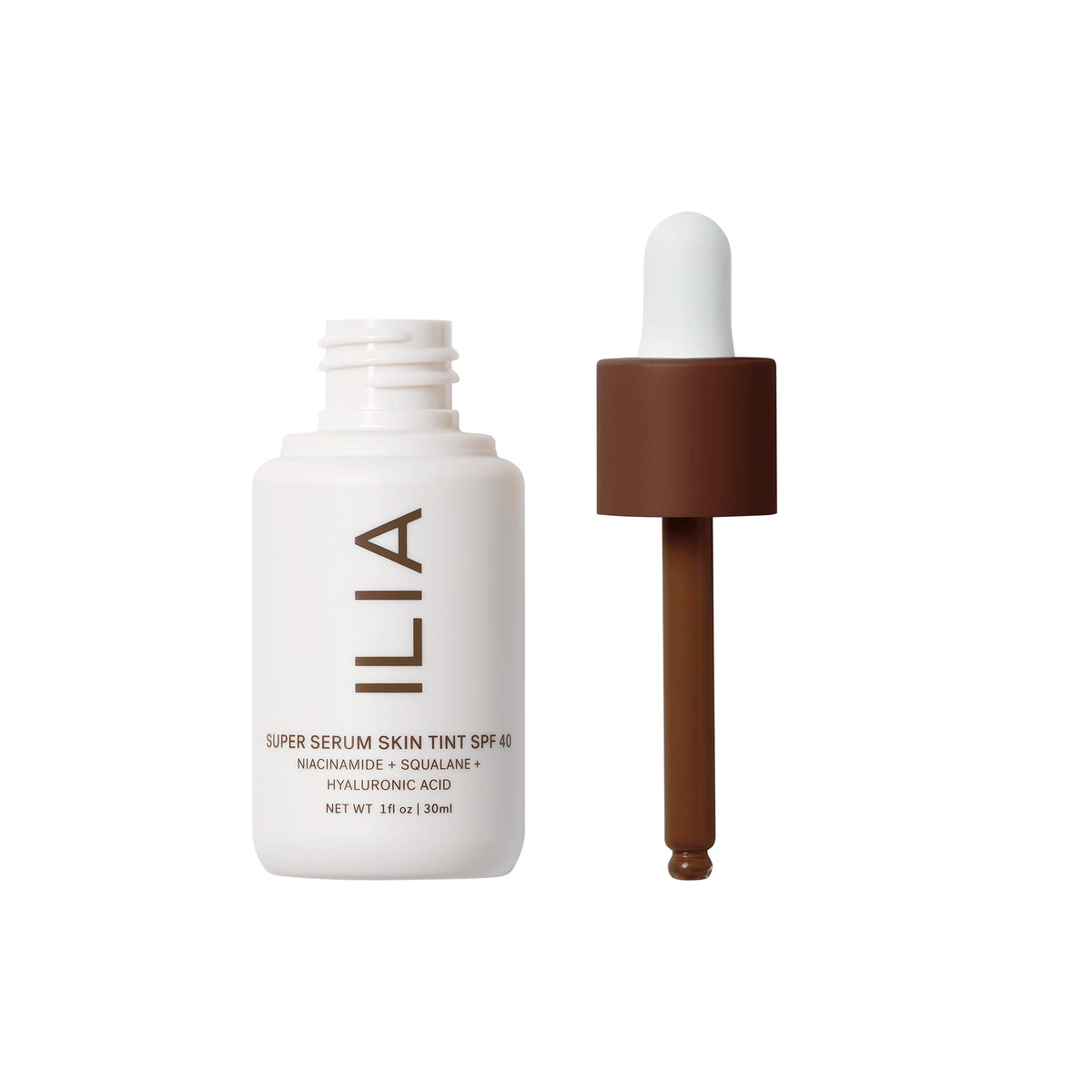 ILIA Super Serum Skin Tint SPF 40 flacon avec étiquette Miho ST17