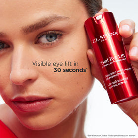 Image lifestyle du coffret CLARINS sur une coiffeuse