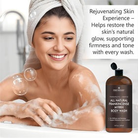 Ingrédients botaniques du gel douche First Botany sur une table en bois