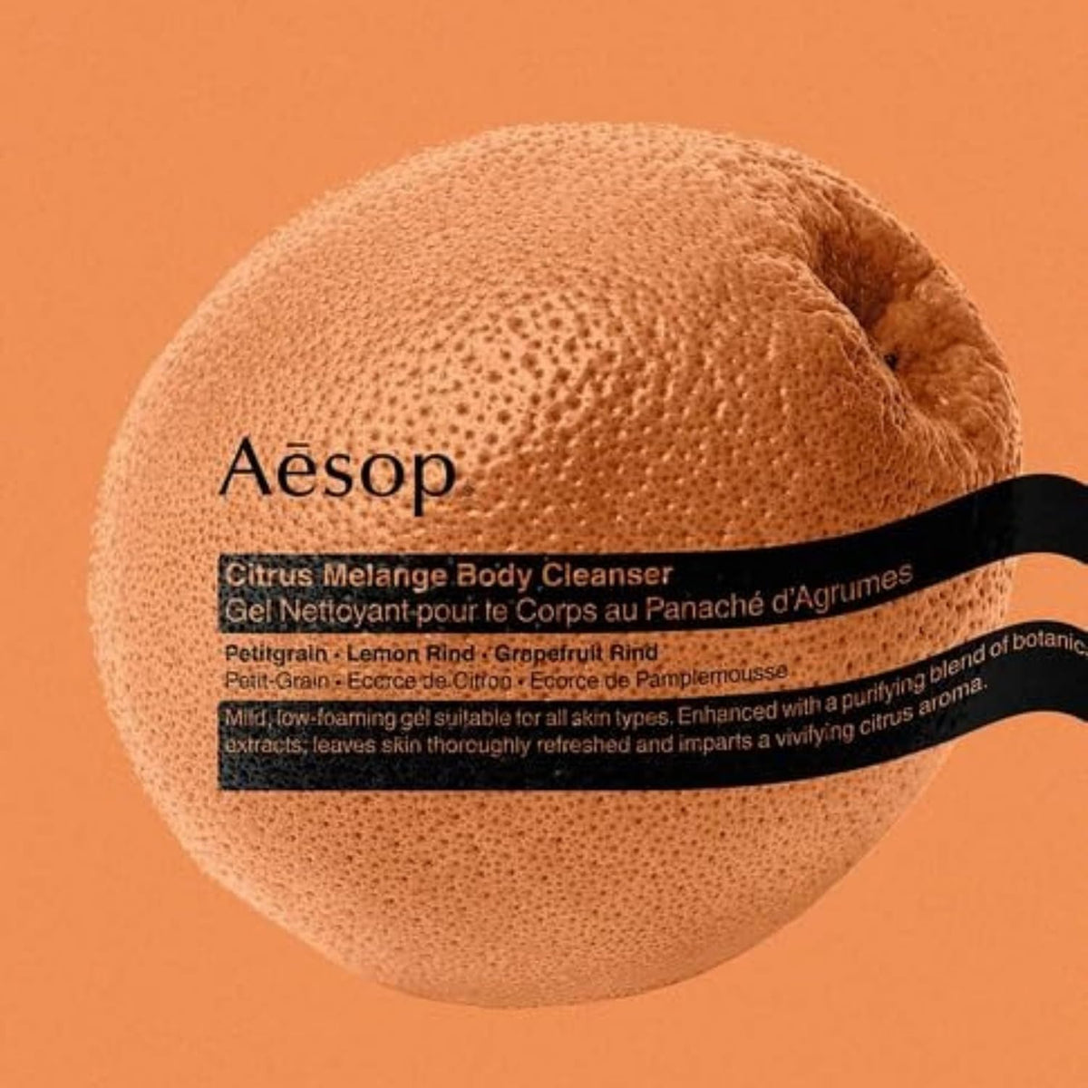 Ingrédients clés du gel douche Aesop Citrus Melange sur un fond naturel