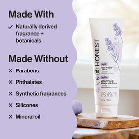 Ingrédients de la lotion Lavande The Honest Company sur table