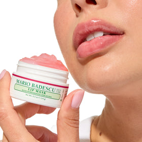 Ingrédients du masque à lèvres Mario Badescu sur une surface