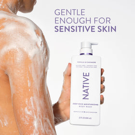 Ingrédients naturels du gel douche Native sur une table en bois