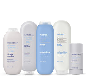 Ingrédients naturels sur une table avec la lotion Method Simply Nourish