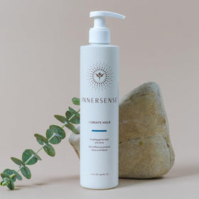 INNERSENSE Gel coiffant 32oz sur une coiffeuse