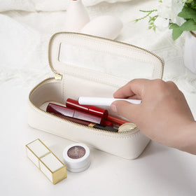 Intérieur de la pochette à maquillage Aveniee avec pinceaux et cosmétiques