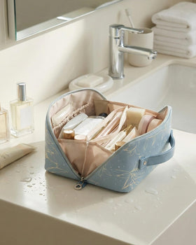 Intérieur de la trousse EACHY avec compartiments pour cosmétiques